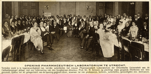 98629 Afbeelding van de genodigden tijdens een diner ter gelegenheid van de opening van het Farmaceutisch Laboratorium ...